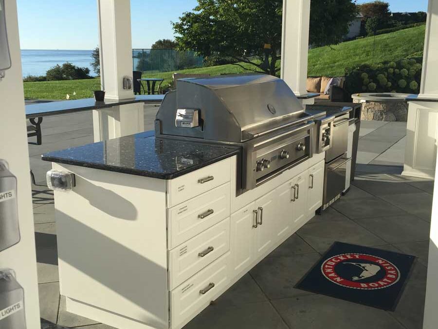 What You Need to Know to Build Your Own Outdoor Kitchen